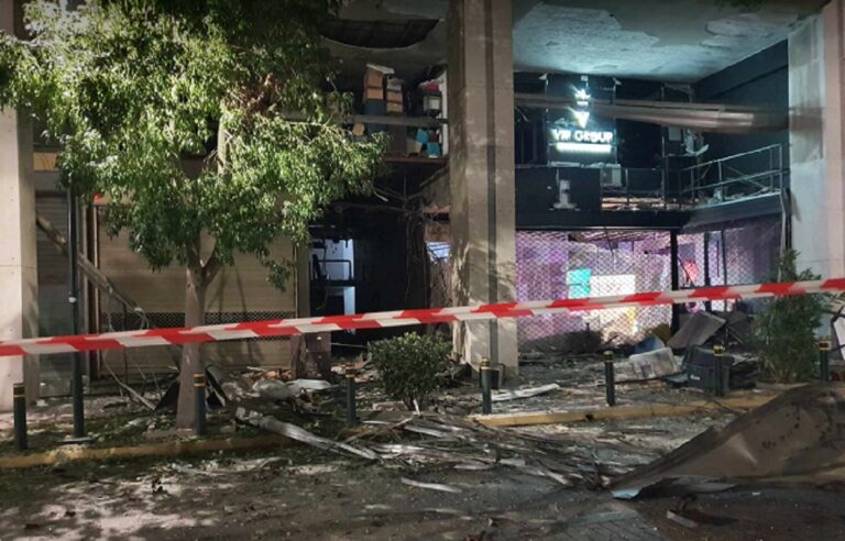 Πειραιάς: Ισχυρή έκρηξη σε είσοδο πολυκατοικίας όπου στεγάζονται γραφεία