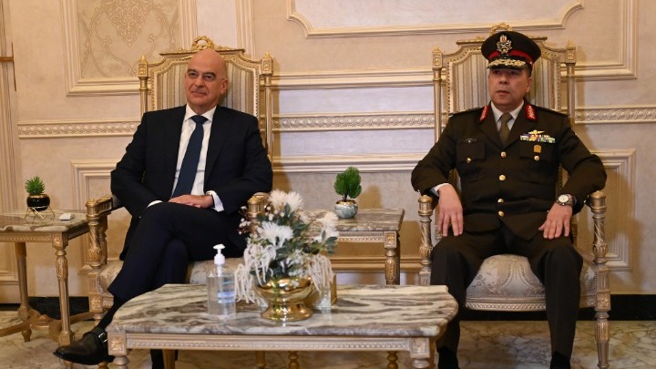 Ο υπουργός Εθνικής Άμυνας Νίκος Δένδιας και ο Αιγύπτιος ομόλογός του, στρατηγός Μοχάμεντ Ζάκι, κατά τη διάρκεια της συνάντησής τους στο Κάιρο.