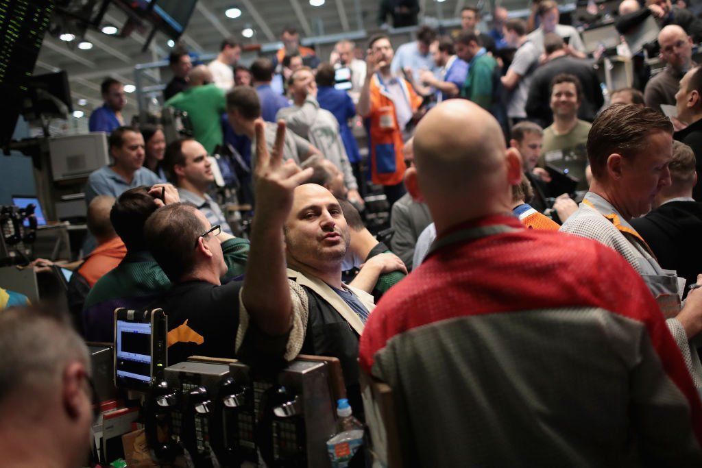 χρηματιστές στο Χρηματιστήριο της Νέας Υόρκης στη Wall Street κατά τη διάρκεια συνεδρίασης