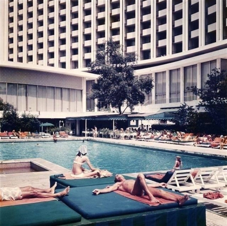 Η πισίνα του ξενοδοχείου, το 1963