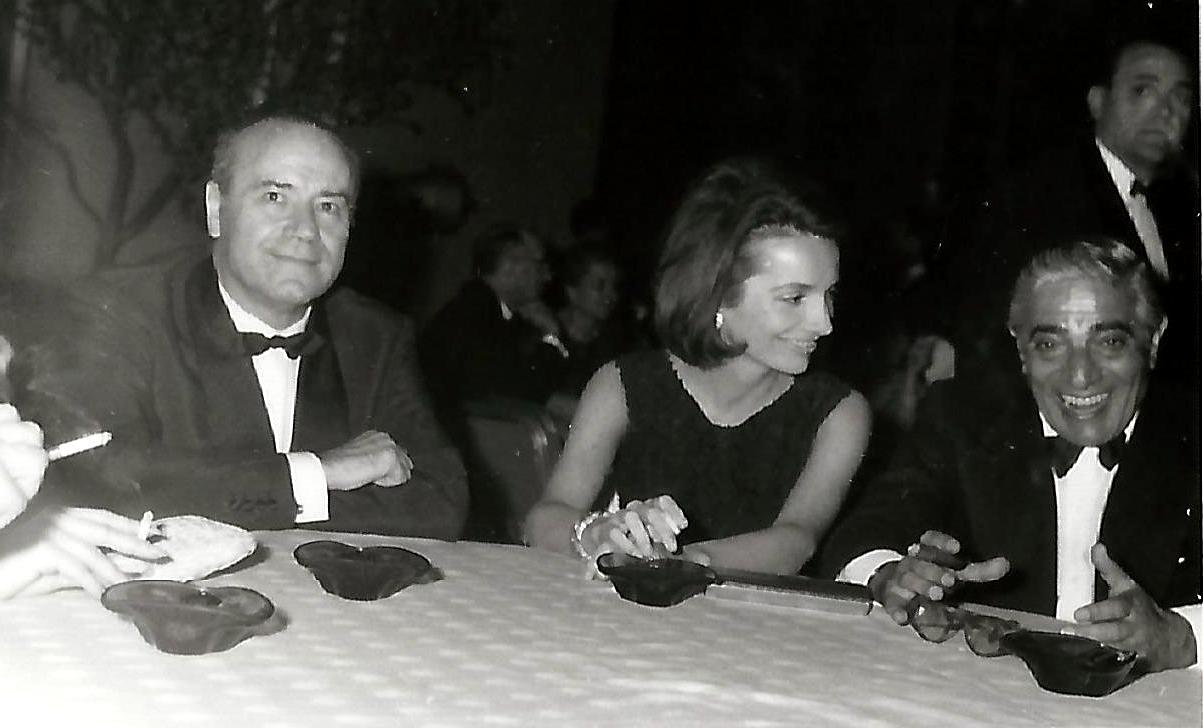 Ο καθηγητής Στρατής Ανδρεάδης, πρόεδρος της εταιρείας Ιονική Ξενοδοχειακαί Επιχειρήσεις, η Καρολίν Λη Ράτζβιλ, αδελφή της Τζάκι Κένεντι και ο Αριστοτέλης Ωνάσης στο Χίλτον, το 1963 