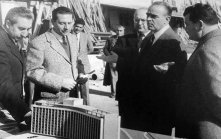 Επίσκεψη του Πρωθυπουργού Κωνσταντίνου Καραμανλή στο εργοτάξιο του Χίλτον, το 1959