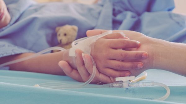 χέρι παιδιού σε νοσοκομείο