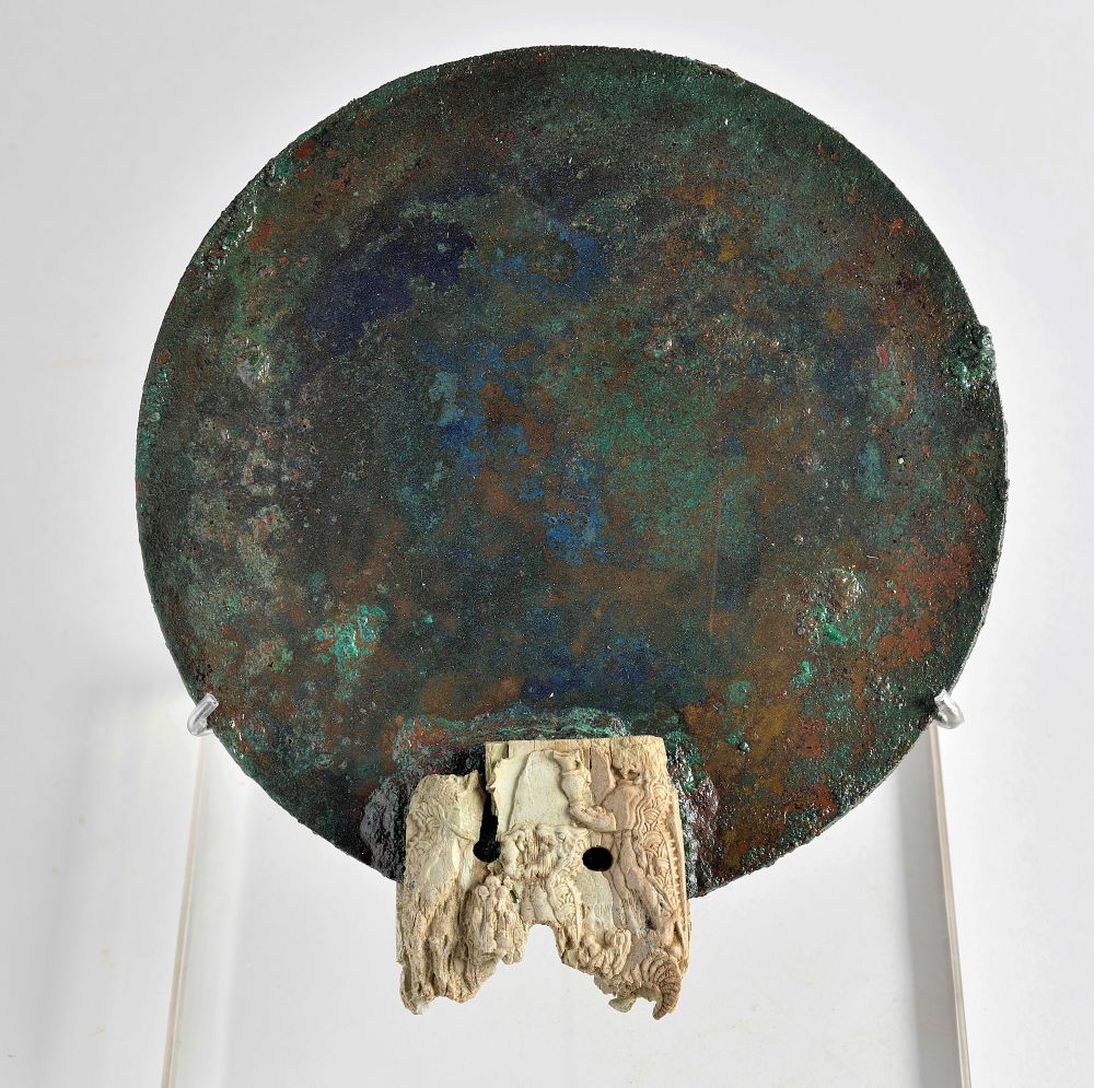 Χάλκινος καθρέφτης με οστέινη λαβή κοσμημένη με δαιμονικά όντα. Παγκαλοχώρι Ρεθύμνου, 1380-1300 π.Χ.