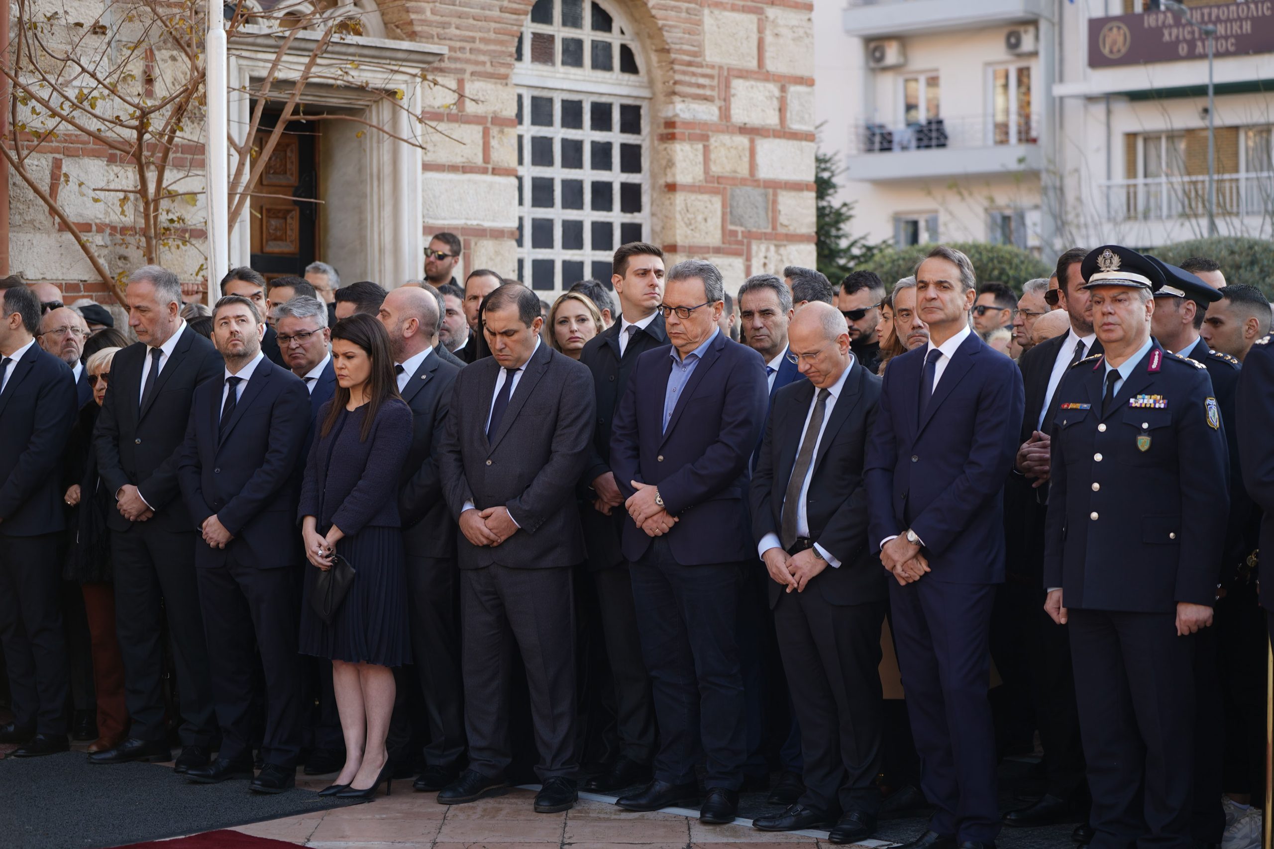 Ο πρωθυπουργός Κυριάκος Μητσοτάκης και άλλοι πολιτικοί παρίστανται στην εξόδιο ακολουθία του 31 ετών αστυνομικού Γιώργου Λυγγερίδη, στον ιερό ναό του Αγίου Δημητρίου στη Θεσσαλονίκη