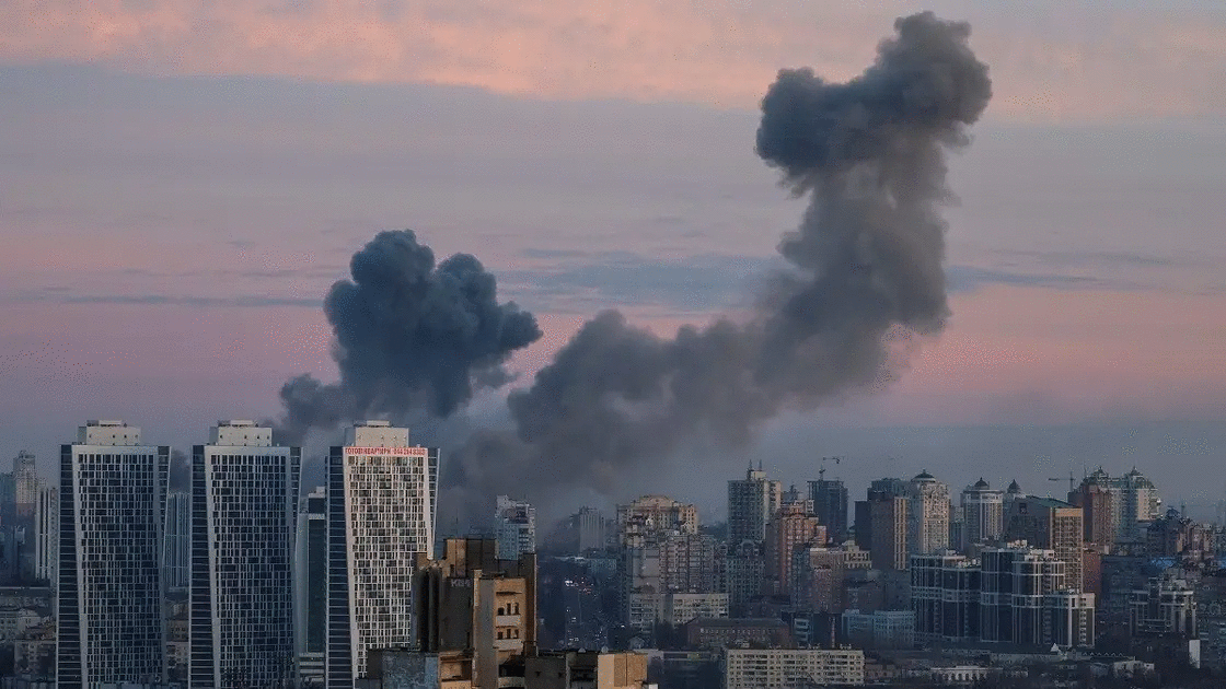 Καπνοί μετά από ρωσική επίθεση στο Κίεβο