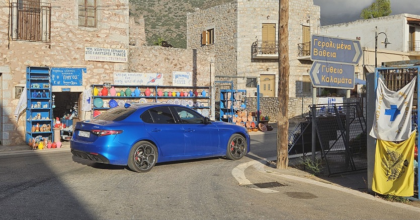 Alfa Romeo Giulia σε δρόμους της Μάνης