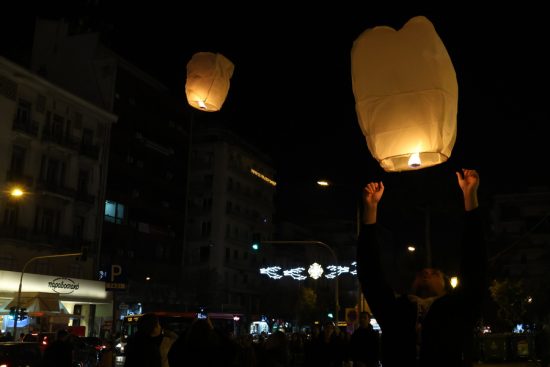 Θεσσαλονίκη: Εκατοντάδες φαναράκια πάνω από την πλατεία Αριστοτέλους