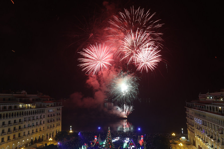 Δεκάδες πυροτεχνήματα φωτίζουν τον ουρανό στην αλλαγή του χρόνου την πλατεία Αριστοτέλους, στη Θεσσαλονίκη, τη Δευτέρα 01 Ιανουαρίου 2024. ΑΠΕ-ΜΠΕ/ΑΠΕ-ΜΠΕ/ΝΙΚΟΣ ΑΡΑΜΠΑΤΖΗΣ