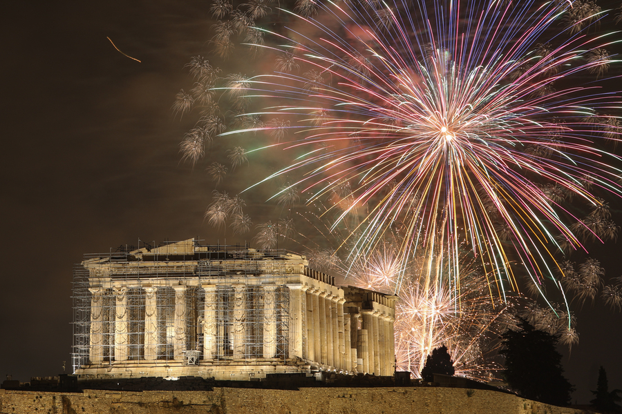 Πυροτεχνήματα εκρήγνυνται πάνω από την Ακρόπολη κατά τη διάρκεια εκδηλώσεων για τον εορτασμό της Πρωτοχρονιάς, Αθήνα, Δευτέρα 01 Ιανουαρίου 2024.