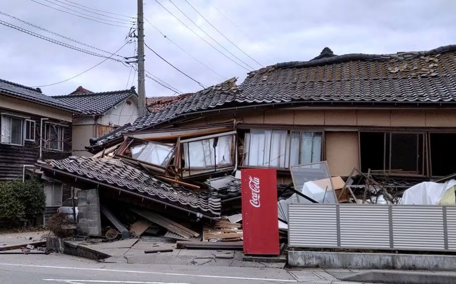 κατεστραμμένο σπίτι στην Ιαπωνία μετά τον σεισμό 7,6 Ρίχτερ