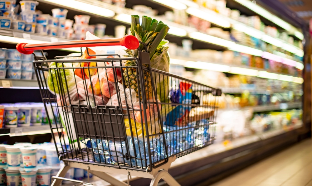 Καρότσι στο σούπερμαρκετ με προϊόντα για δίαιτες