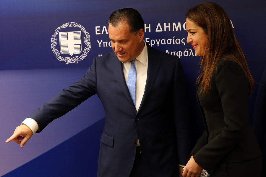 Ο απερχόμενος υπουργός Εργασίας και Κοινωνικής Ασφάλισης Άδωνις Γεωργιάδης συνομιλεί με την νέα υπουργό Εργασίας και Κοινωνικής Ασφάλισης Δόμνα – Μαρία Μιχαηλίδου κατά την διάρκεια της τελετής παράδοσης - παραλαβής του υπουργείου, Αθήνα Πέμπτη 4 Ιανουαρίου 2024