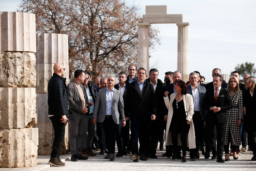 Ο πρωθυπουργός Κυριάκος Μητσοτάκης ξεναγείται από την Επίτιμη Έφορο Αρχαιοτήτων Αγγελική Κοτταρίδη στο αναστηλωμένο ανάκτορο του Φιλίππου Β’,των Αιγών, στη Βεργίνα (ΑΠΕ-ΜΠΕ)