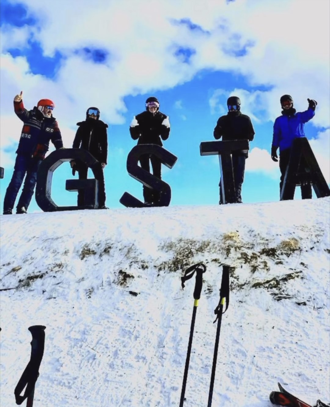 Σύσσωμη η οικογένεια Τσάκου στις χιονισμένες πλαγιές του Gstaad