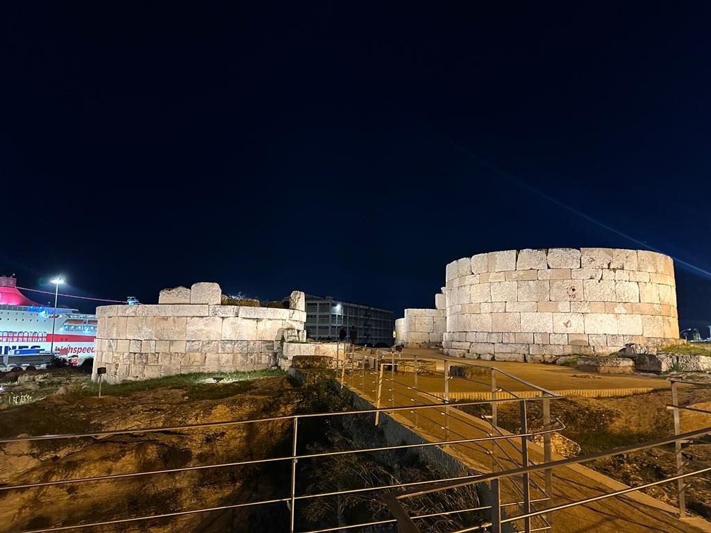 Η Ηετιώνεια Πύλη φωτισμένη