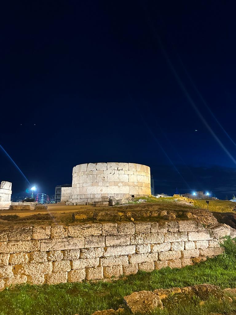 Η Ηετιώνεια Πύλη φωτισμένη