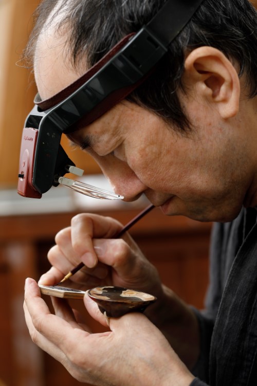 O Ιαπωνας τεχνίτης προσηλωμένος στην εργασία του