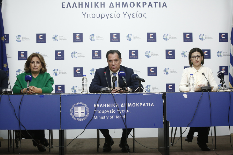 Ο υπουργός Υγείας Άδωνις Γεωργιάδης μιλάει δίπλα στην αναπληρώτρια υπουργό Υγείας Ειρήνη Αγαπηδάκη και την καθηγήτρια Πνευμονολογίας Εντατικής Θεραπείας ΕΚΠΑ, Αναστασία Κοτανίδου