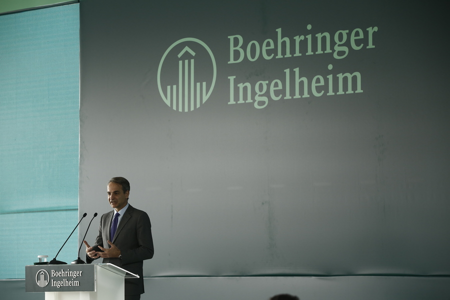 Ο πρωθυπουργός Κυριάκος Μητσοτάκης μιλάει κατά τη διάρκεια της τελετής θεμελίωσης της νέας πτέρυγας της φαρμακευτικής εταιρείας Boehringer Ingelheim, στο Κορωπί