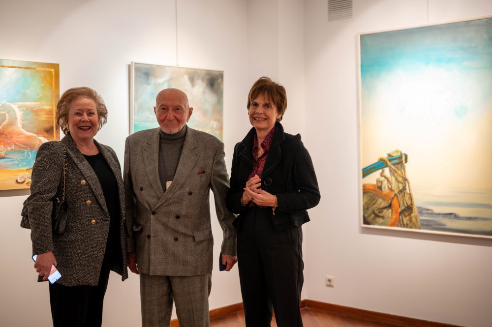 Οι κυρίες Βίκυ Βασιλάκου και Λ. Πατεράκη με τον καλλιτέχνη