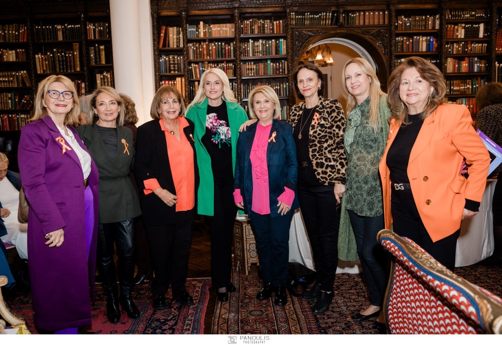 Μια ομαδική με τις Σοροπτιμίστριες Βικυ Μυλωνα, Ελένη Λέκκα, Ελένη Τσουκλίδου, την υφυπουργό Σοφία Βούλτεψη, την Ιωάννα Κοτσαρίνη, την Μάρθα Σαμαρά και μέλη ΔΕΠΙΣ Κηφισιάς