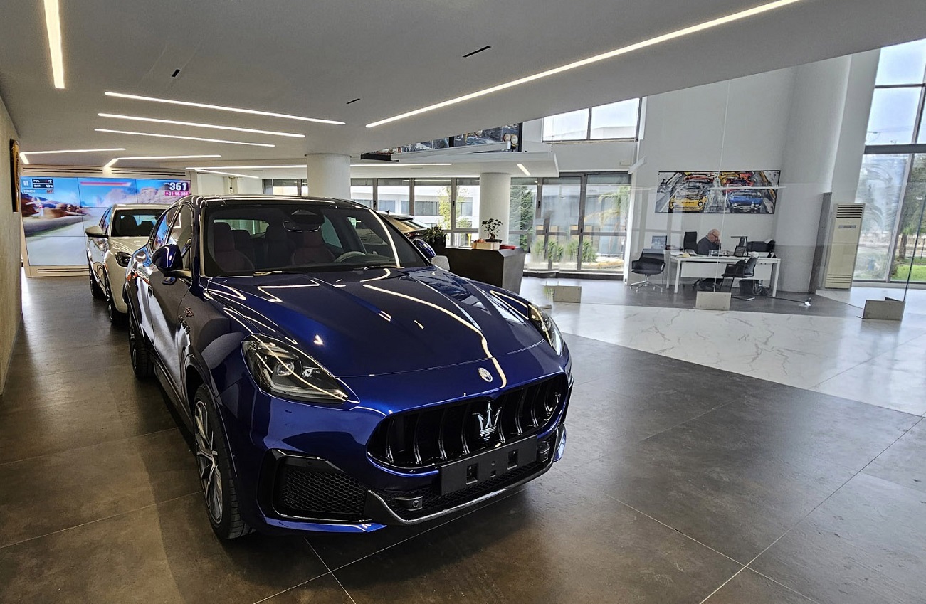 H Maserati Levante μπροστά από την Grecale και στα δεξιά ο Γιώργος Λυμπεράκης στο γραφείο του.