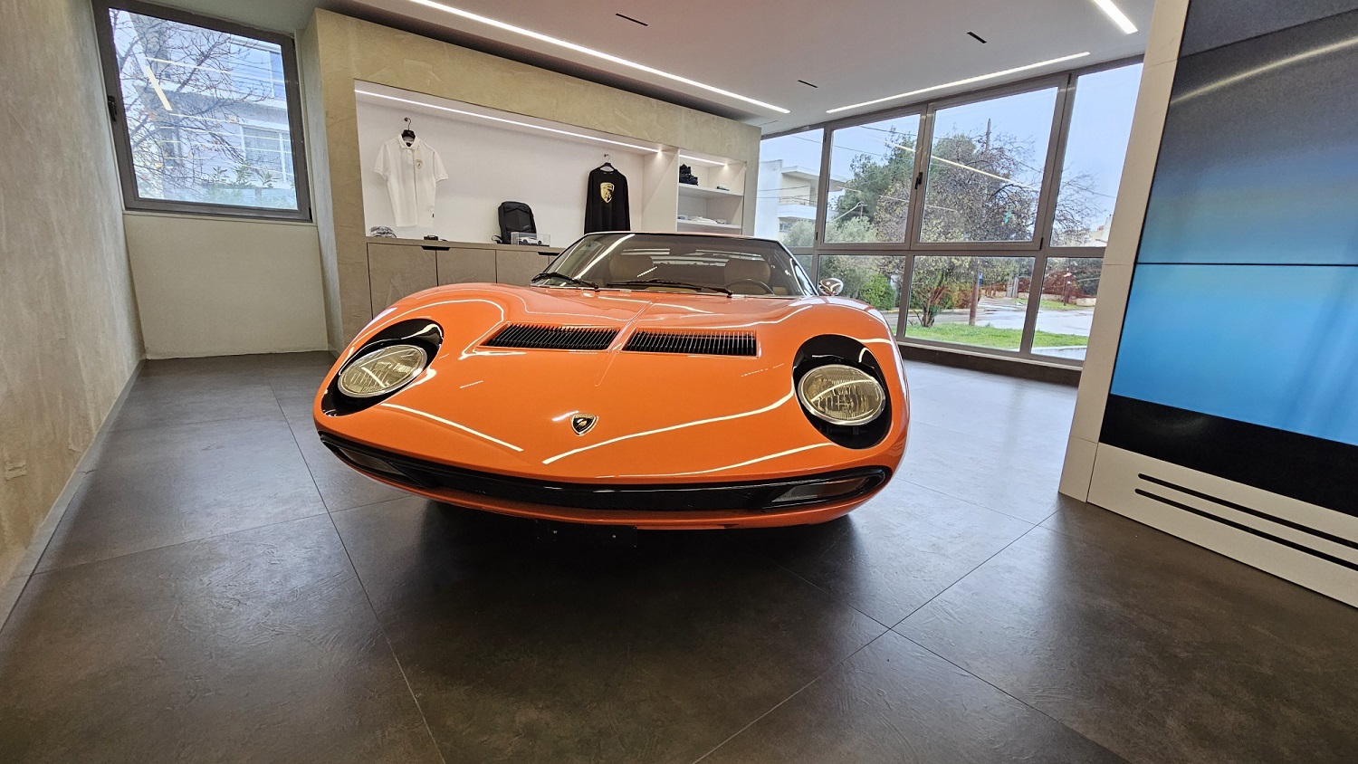 Η Lamborghini Miura είναι ένα μοναδικό έκθεμα της Trident Cars – ευγενική παραχώρηση πελάτη – και αποτελεί θρύλο για τον κόσμο της αυτοκίνησης.