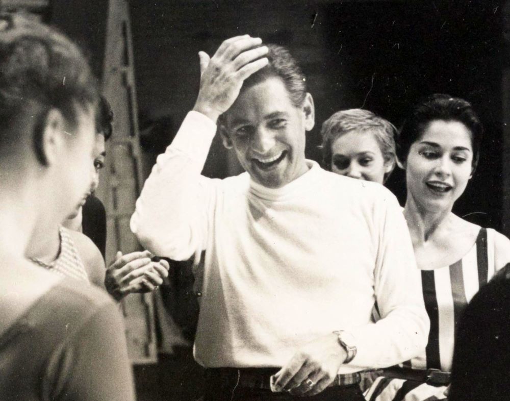 Ο Λέοναρντ Μπέρνσταϊν το 1957 με την ομάδα του «West Side Story»