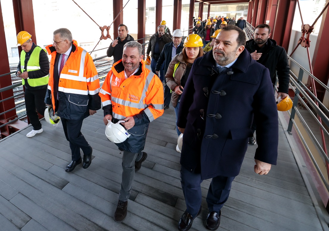 Ο επικεφαλής της Άκτωρ, Αλέξανδρος Εξάρχου, συνοδευόμενος από τον υφυπουργό Υποδομών, Νίκο Ταχιάο και τον Διευθύνων Σύμβουλο της Ελληνικό Μετρό, Νίκο Κουρέτα, επισκέπτονται το Μετρό Θεσσαλονίκης