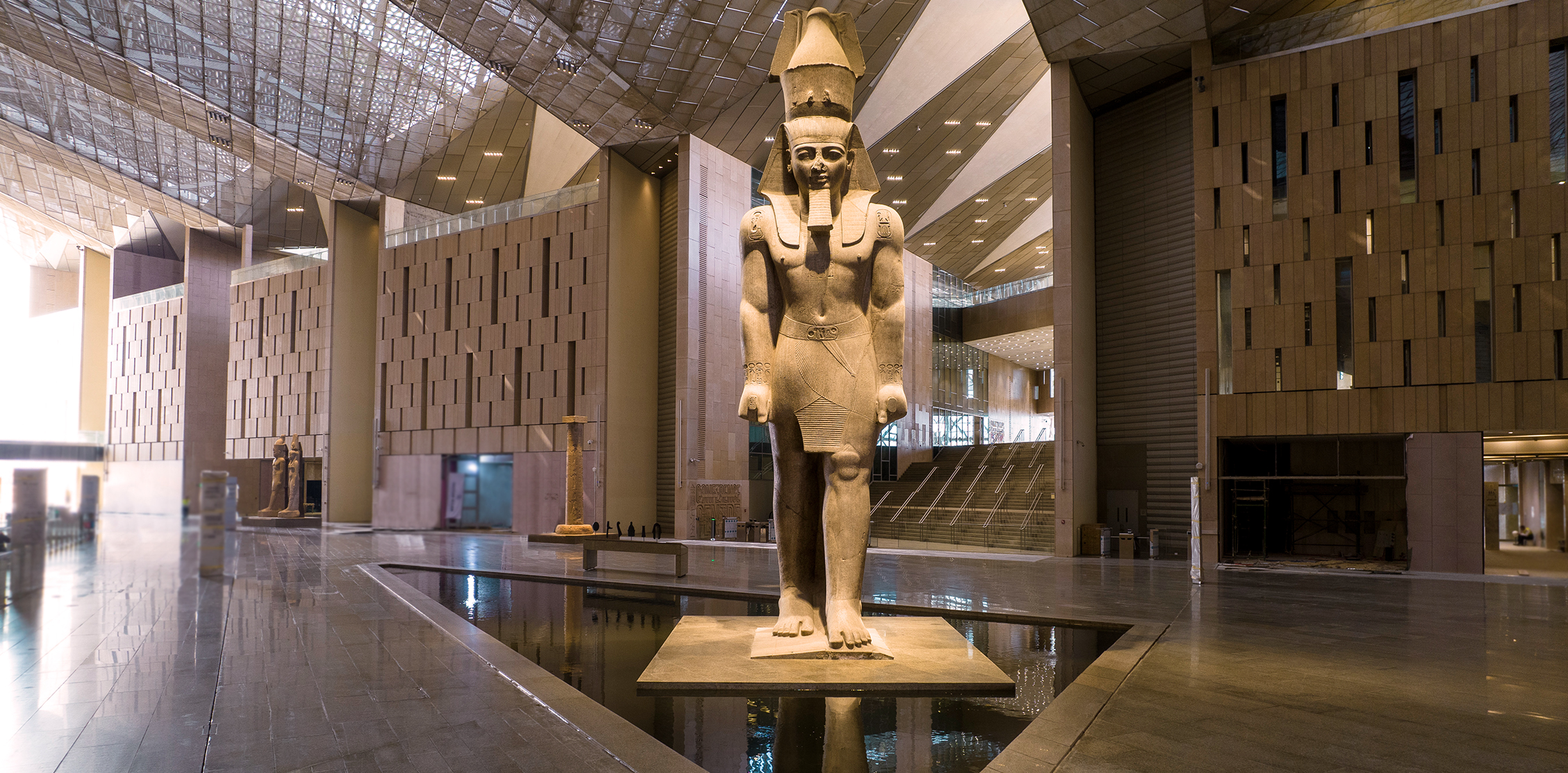 Η υποδοχή των επισκεπτών στο Μεγάλο Αιγυπτιακό Μουσείο του Καΐρου από τον Ραμσή ΙΙ 