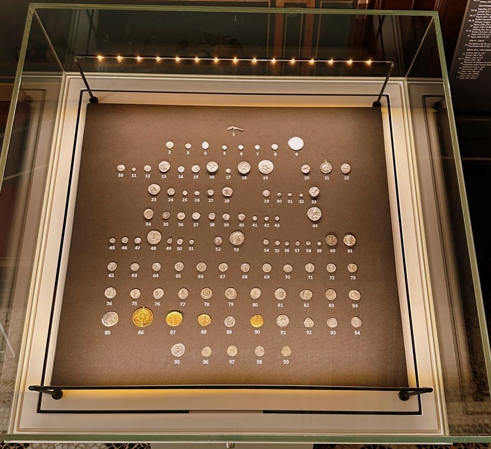 Μέρος της συλλογής Αναστάση Παπαληγούρα σε ειδική προθήκη στο Νομισματικό Μουσείο