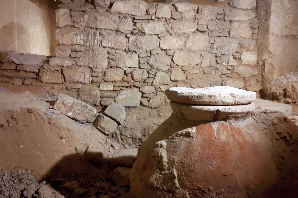 Αποθηκευτικό πιθάρι σε τμήμα οικίας που αποκαλύφθηκε από ανασκαφή και βρίσκεται στο μουσείο