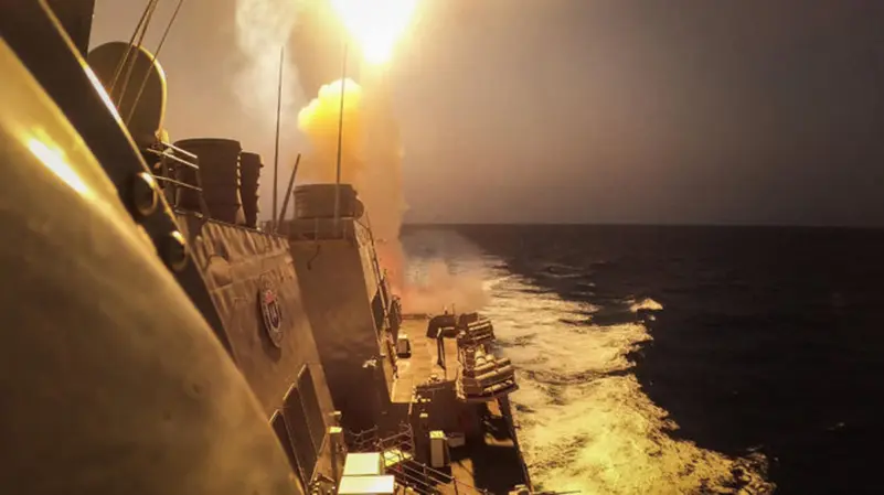 To αμερικανικό πλοίο USS Carney ενώ εκτοξεύει πύραυλο