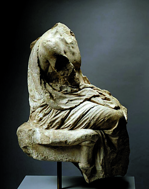 Ανάγλυφη μορφή άνδρα από επιτύμβιο ναΐσκο του 4ου π.Χ. αιώνα