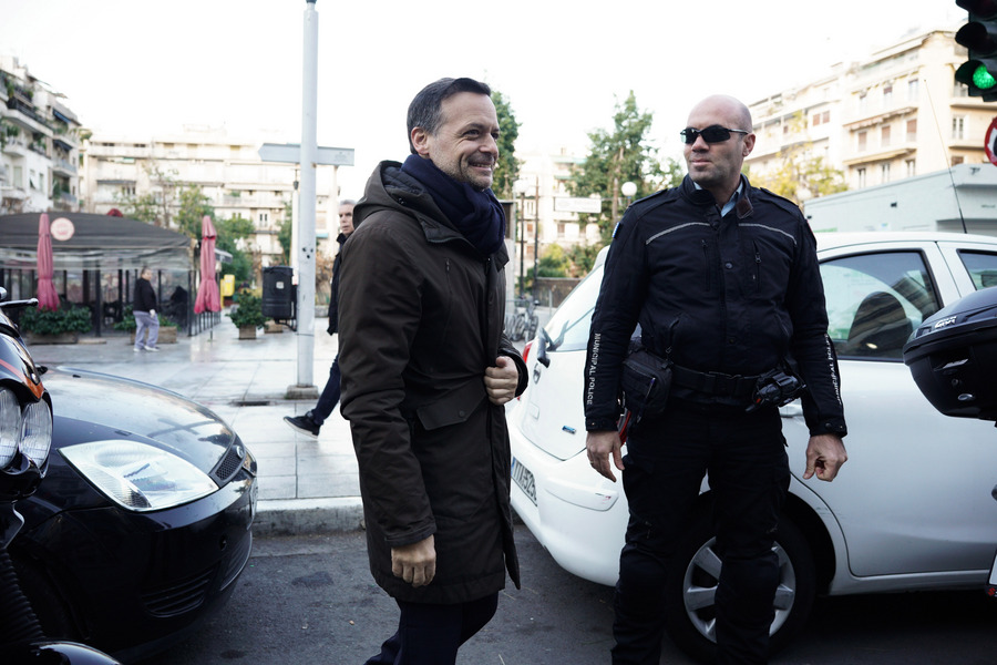 Ο δήμαρχος Αθηναίων Χάρης Δούκας συνομιλεί με δημοτικούς αστυνομικούς, κατά την διάρκεια δράσης ενημέρωσης για το παράνομο παρκάρισμα, διπλό παρκαρίσματα σε δρόμους της Αθήνας (ΑΠΕ-ΜΠΕ)