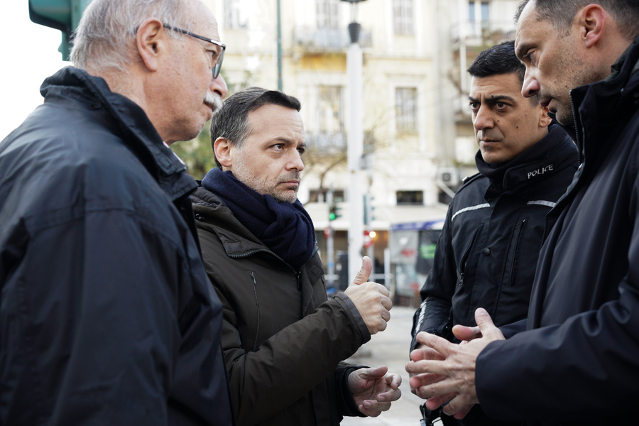 Ο δήμαρχος Αθηναίων Χάρης Δούκας συνομιλεί με δημοτικούς αστυνομικούς, κατά την διάρκεια δράσης ενημέρωσης για το παράνομο παρκάρισμα, διπλό παρκαρίσματα σε δρόμους της Αθήνας (ΑΠΕ-ΜΠΕ)