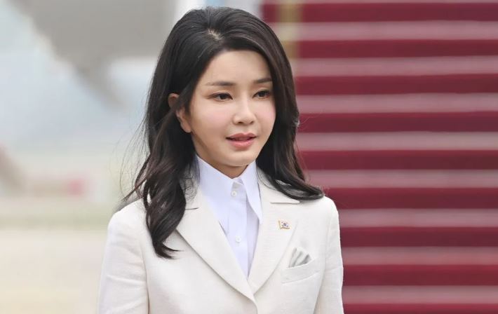 Η πρώτη κυρία της Νότιας Κορέας δείχνει πολύ νεότερη, παρά το ότι διανύει την δεκαετία των 50
