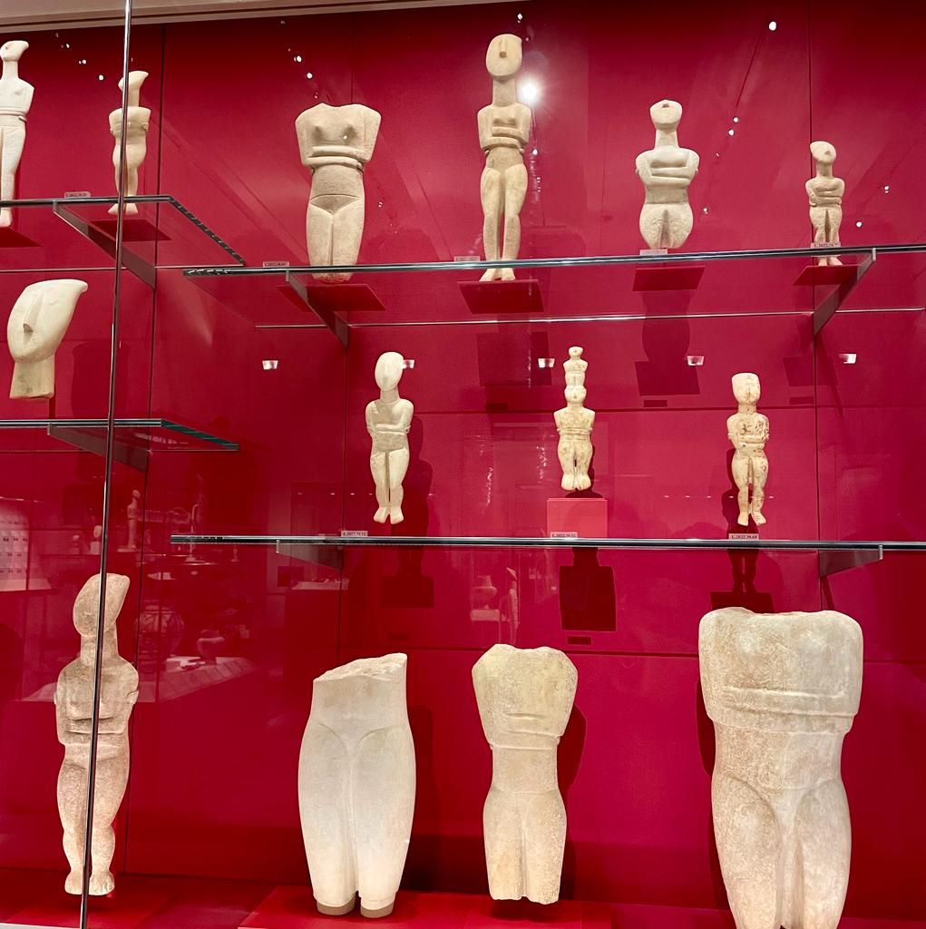 Η έκθεση κυκλαδικών αρχαιοτήτων στην αίθουσα του ελληνορωμαϊκού κόσμου