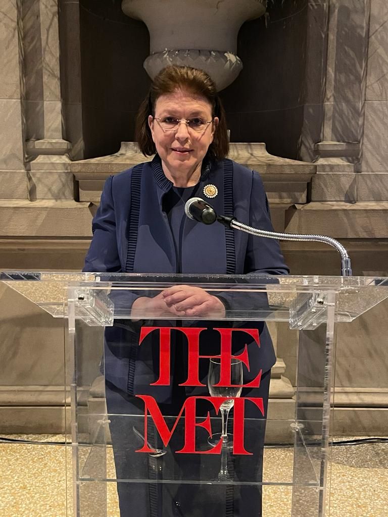 Η υπουργός Πολιτισμού Λίνα Μενδώνη κατά την ομιλία της στο MET, στα εγκαίνια της έκθεσης των κυκλαδικών στην αίθουσα του ελληνορωμαϊκού κόσμου 