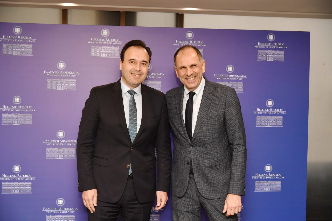 Ο υπουργός Ψηφιακής Διακυβέρνησης Δημήτρης Παπαστεργίου με τον υπουργό Εξωτερικών, Γιώργο Γεραπετρίτη