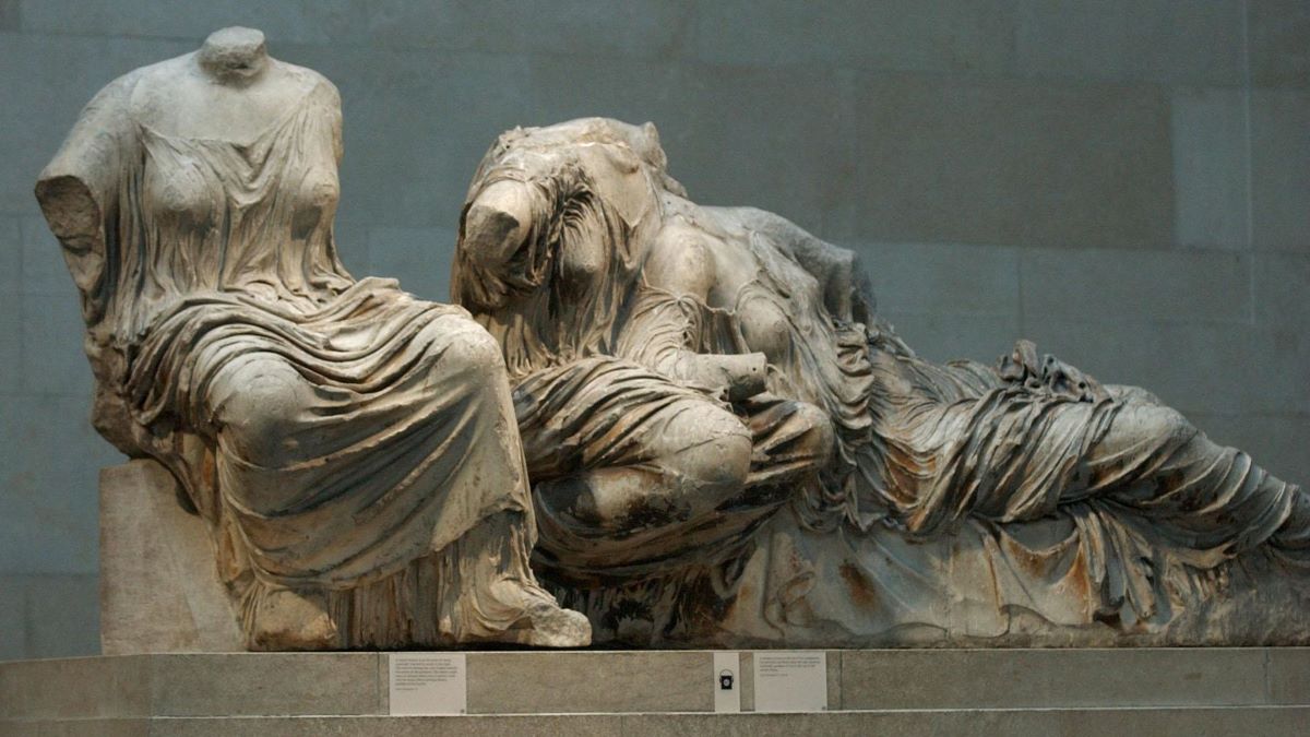 Διώνη και Αφροδίτη από το ανατολικό αέτωμα του Παρθενώνα, Βρετανικό Μουσείο