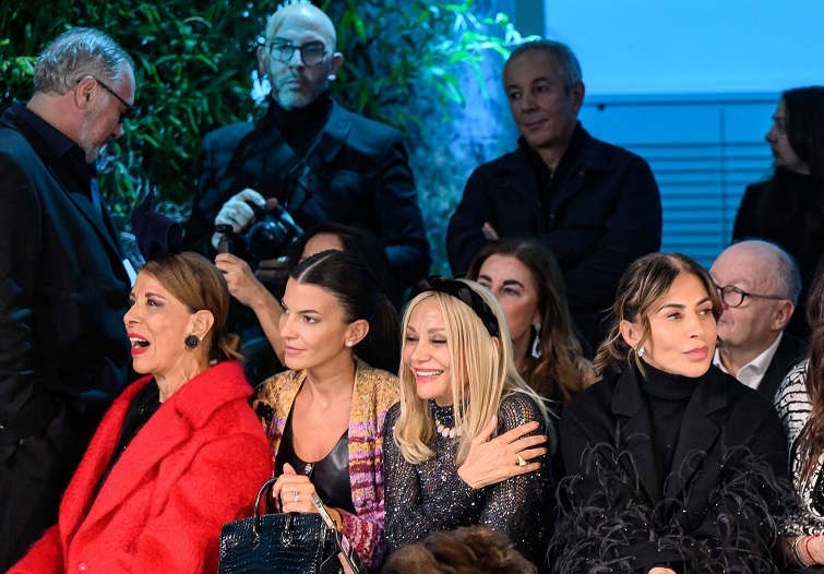 Η Δήμητρα Κούστα front row και πάνω δεξιά στέκεται ο Γιάννης Κούστας στο couture fashion show της Celia Kritharioti στο Παρίσι