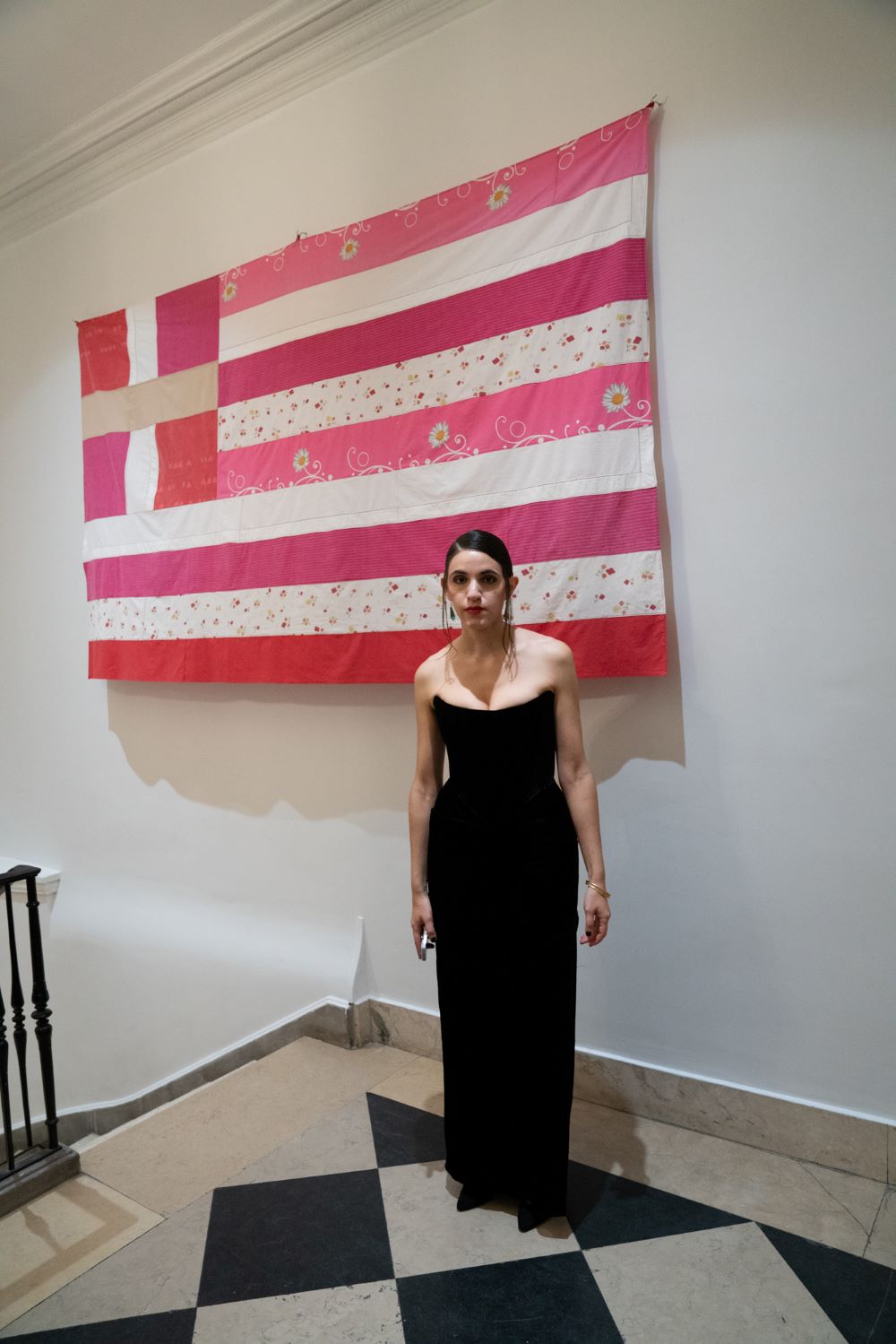 Η εικαστικός στο ελληνικό προξενείο στη Νέα Υόρκη με την ροζ σημαία 