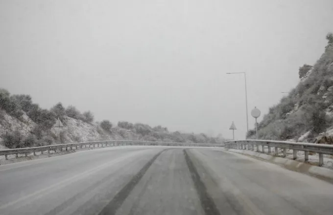 Χιονισμένος δρόμος χωρίς αυτοκίνητα