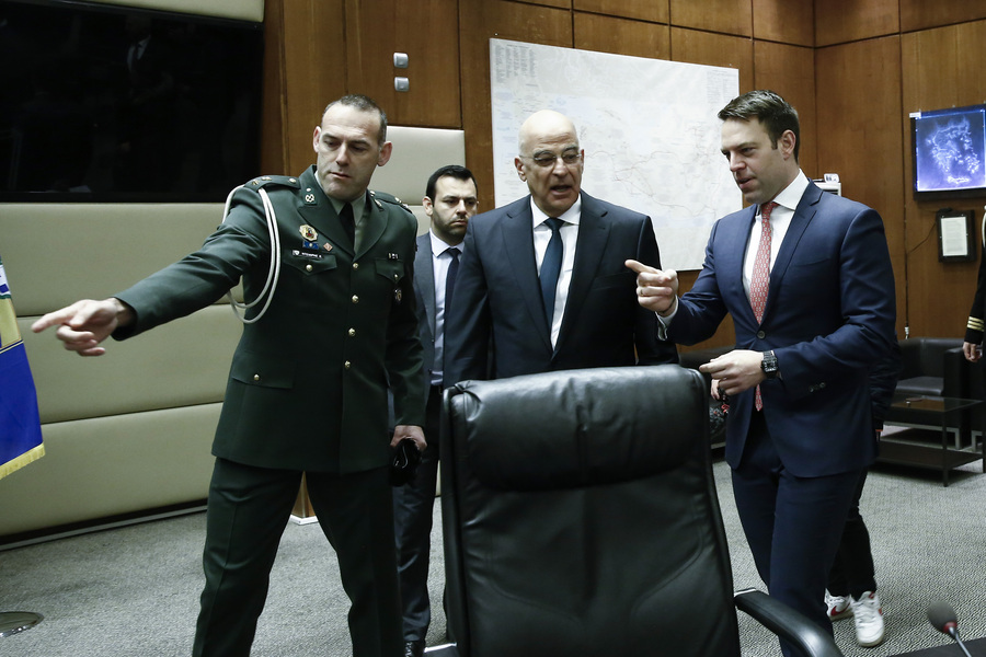 Ο υπουργός Εθνικής Άμυνας, Νίκος Δένδιας υποδέχεται τον πρόεδρο του ΣΥΡΙΖΑ - ΠΣ, Στέφανο Κασσελάκη, κατά τη διάρκεια επίσκεψής του στο υπουργείο Εθνικής Άμυνας (ΑΠΕ-ΜΠΕ)