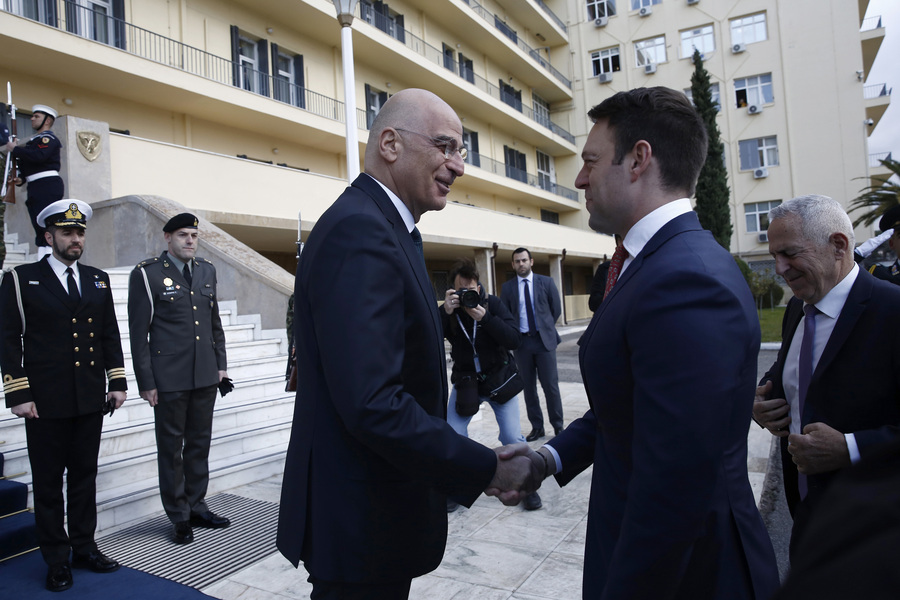 Ο υπουργός Εθνικής Άμυνας, Νίκος Δένδιας υποδέχεται τον πρόεδρο του ΣΥΡΙΖΑ - ΠΣ, Στέφανο Κασσελάκη, κατά τη διάρκεια επίσκεψής του στο υπουργείο Εθνικής Άμυνας (ΑΠΕ-ΜΠΕ)