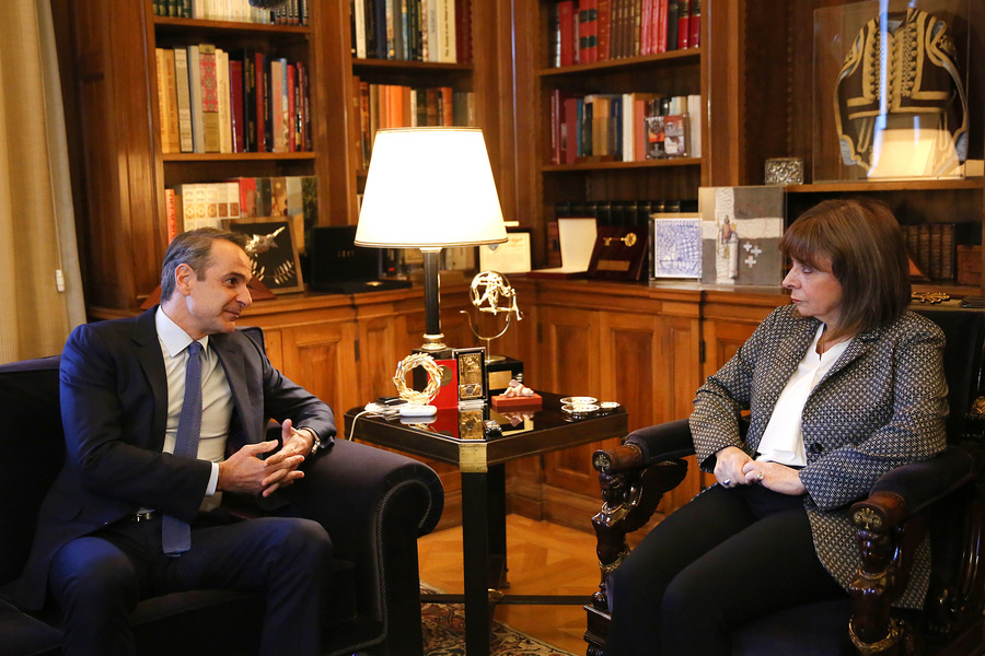 Η Πρόεδρος της Δημοκρατίας Κατερίνα Σακελλαροπούλου συνομιλεί με τον πρωθυπουργό Κυριάκο Μητσοτάκη στη συνάντησή τους στο Προεδρικό Μέγαρο (ΑΠΕ-ΜΠΕ)