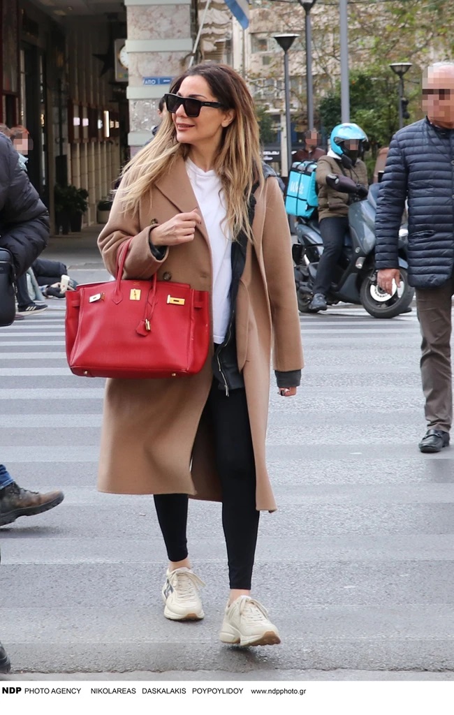 Η Δέσποινα Βανδή με μία Hermes Birkin τσάντα στους δρόμους της Αθήνας