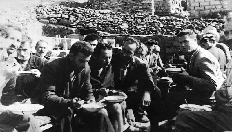 Ο Γιάννης Ρίτσος με συγκρατούμενους στη Μακρόνησο, το 1950 